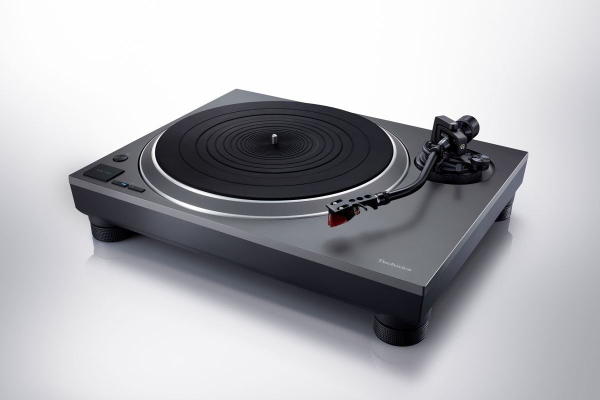 The two-layer chassis construction helps reduce resonance, keeping playback clean and controlled.