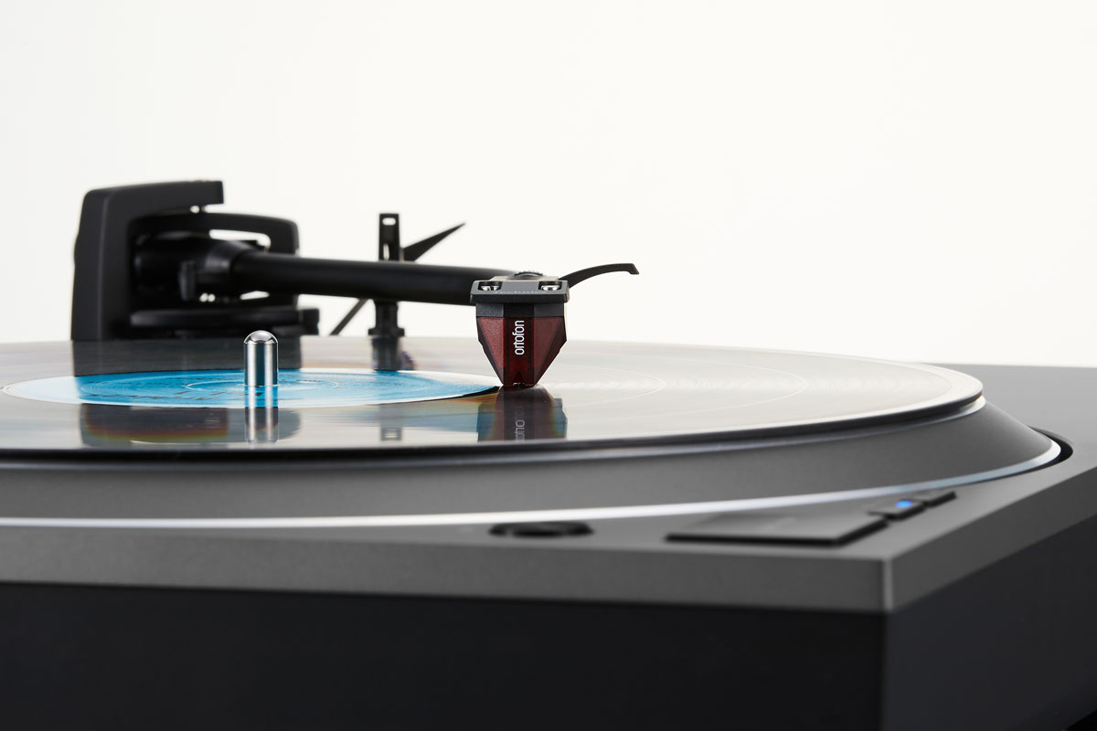The pre-mounted Ortofon 2M Red cartridge ensures the turntable is ready to play straight out of the box.
