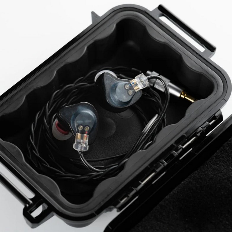 DUNU Kaoru: A High-End IEM Built Around Vocal Focus and FitEar Engineering 9 The housings feature an ergonomic shape and a lightweight design. The interior is black, while the exterior panel features a French Gray finish. A distinctive feature is the oval sound tube with a three-layer construction, which improves fit and stability in the ear.