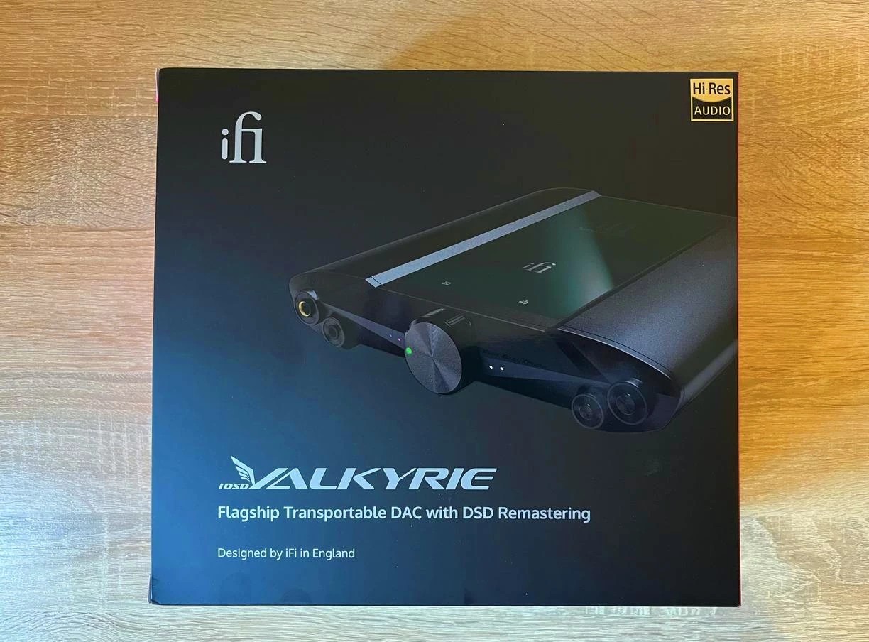 We are greeted by a large cardboard box with a detailed list of characteristics.