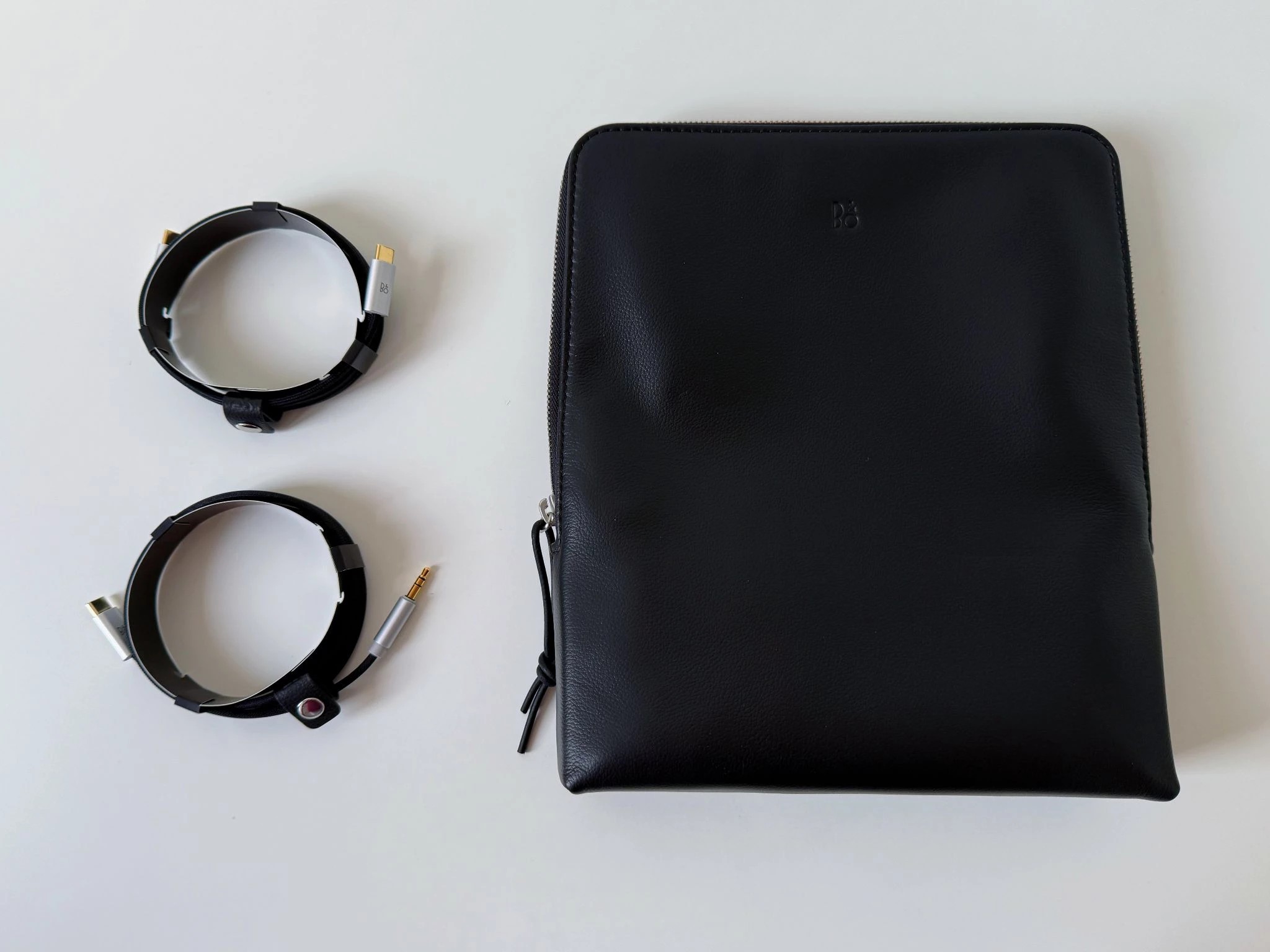 The delivery set does not disappoint either: a carrying case, a USB-C/USB-C cable, a USB-C/USB-A adapter, an optical adapter, a special audiophile low-noise SilentPower iPower X network unit. 