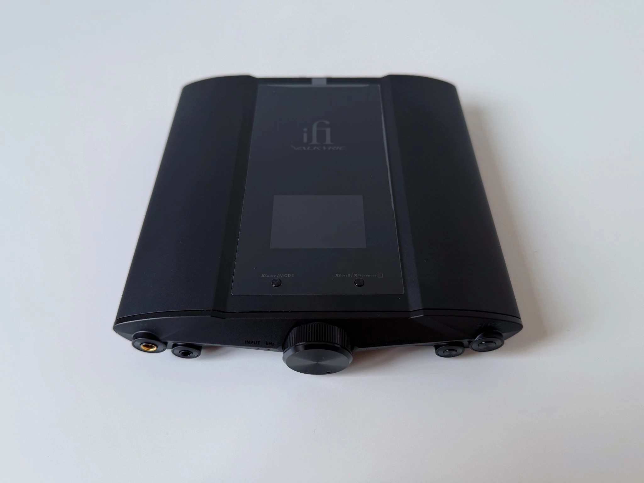 The high frequencies are crystal clear, transparent, sparkling. 