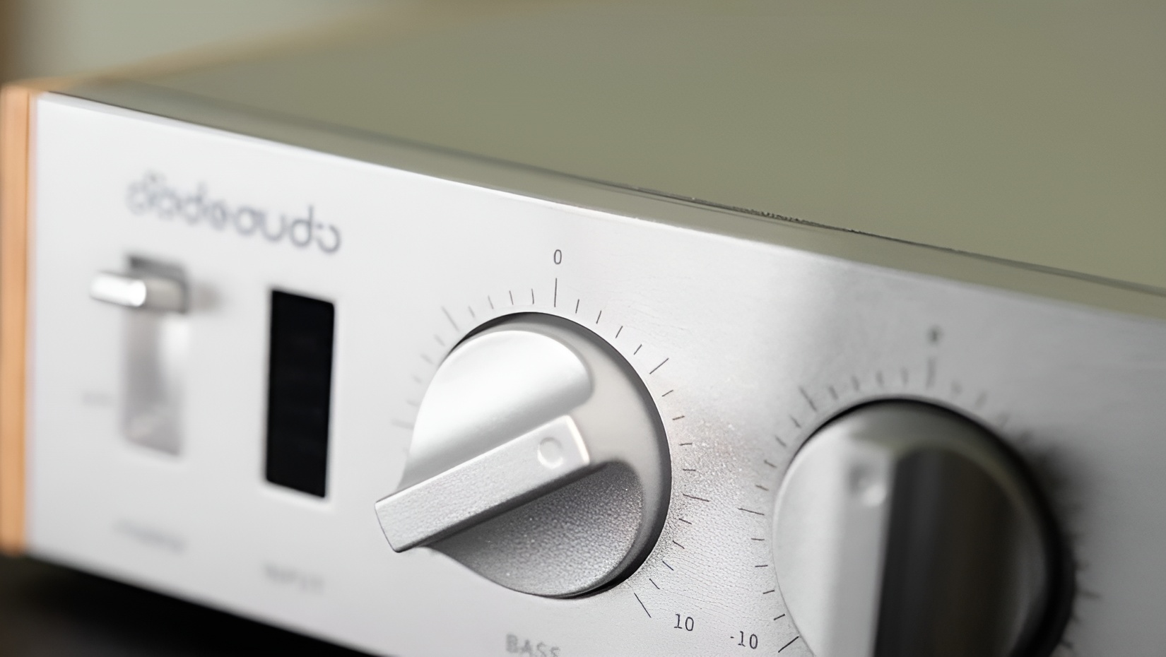 FiiO Jade Audio LEVEL 1 delivers serious Class D power in a compact desktop-friendly chassis.