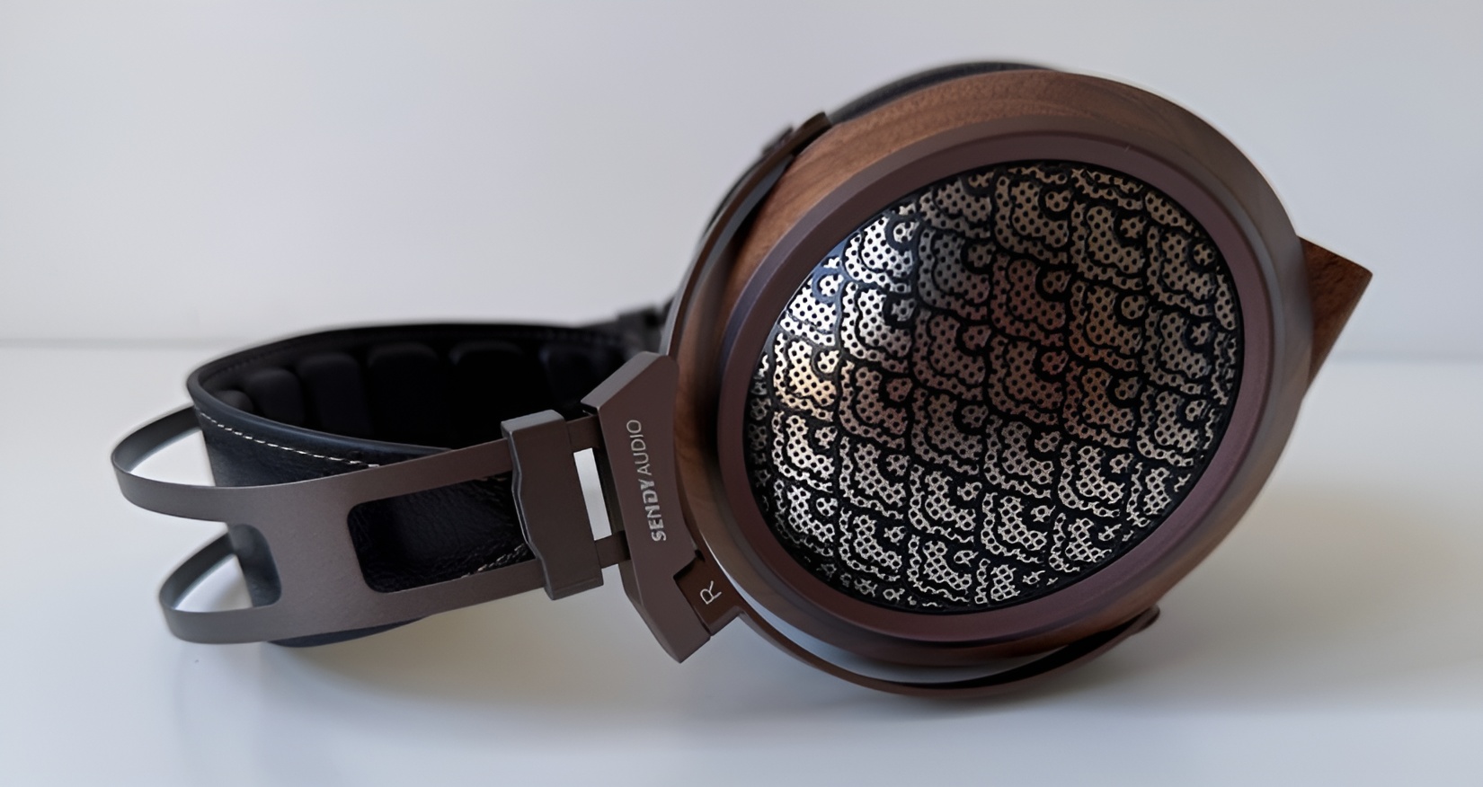 Beneath the premium wood and aluminum construction lies a massive 98 x 84 mm planar magnetic driver designed for spacious, natural sound reproduction.