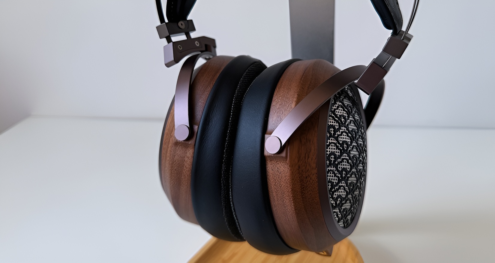 Comfort is a major highlight of the Sendy Audio Egret, thanks to its suspension headband and plush hybrid leather and velour ear pads.