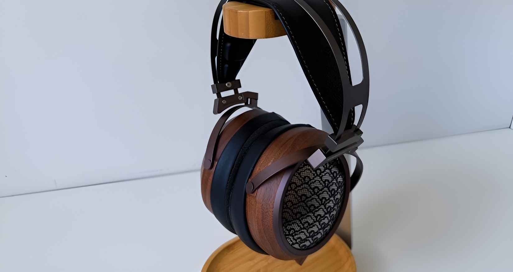 With a wide soundstage, rich midrange, and beautifully controlled bass, the Egret creates an immersive listening experience across every genre.