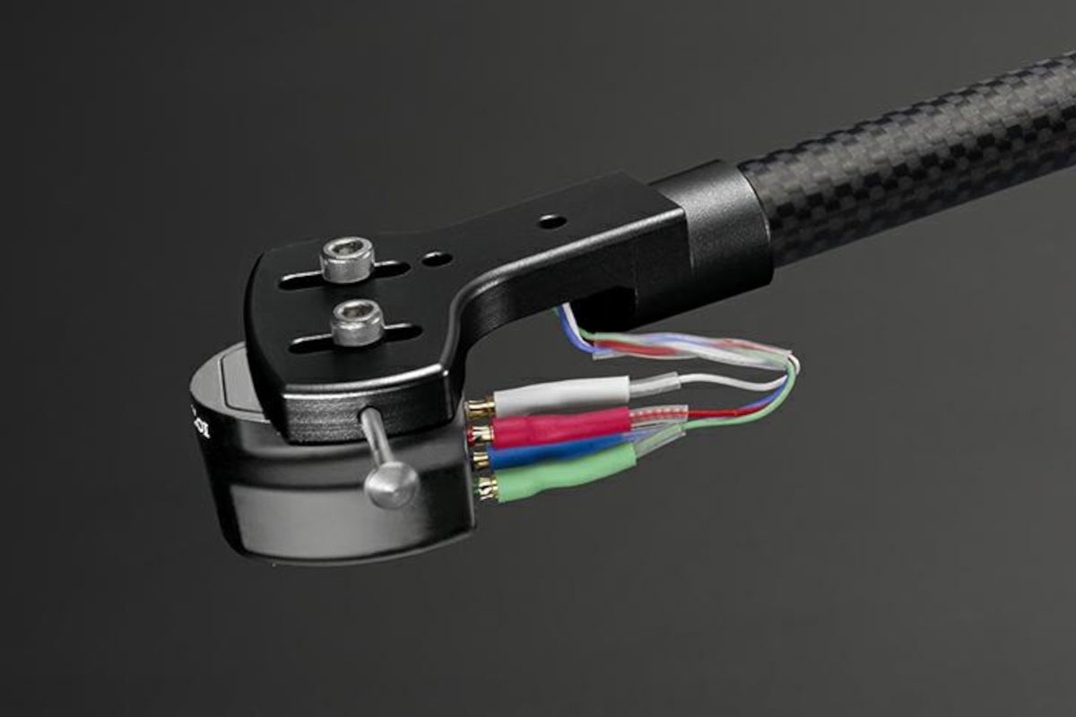 Carbon fiber arm tube and magnesium headshell work together to reduce resonance and maintain structural rigidity across the entire signal path