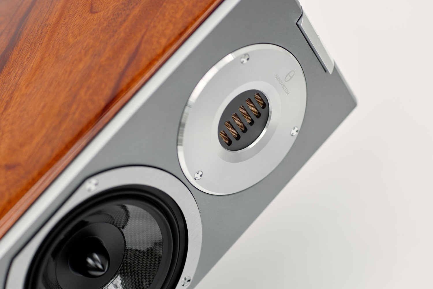 Audiovector unveils the R 5 Arreté, a premium 3.5-way floorstanding speaker featuring flagship R10 technology, an advanced AMT tweeter, handcrafted cabinets, SEC soundstage optimization, and deep, high-resolution bass performance.