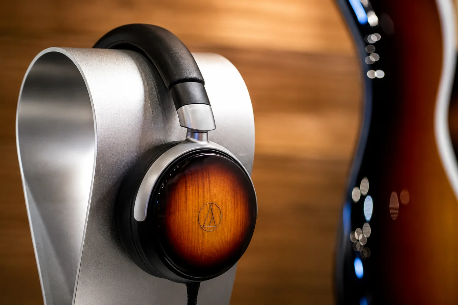 Audio-Technica unveils the ATH-WP900SE, a limited-edition wooden headphone crafted with Fujigen. Features 53mm drivers, ash wood earcups, balanced 4.4mm connectivity, and premium hi-fi sound.