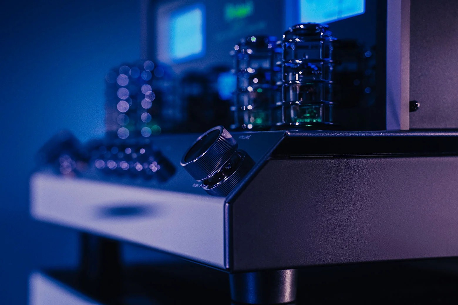 Four KT88 output tubes and McIntosh's renowned Unity Coupled Circuit transformers deliver 75 watts per channel into 4, 8, or 16-ohm speakers.