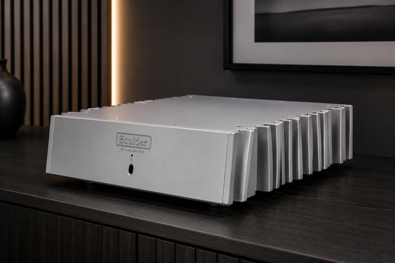 The Boulder 851 monoblock power amplifier draws heavily on the solutions used in the 861 stereo amplifier.