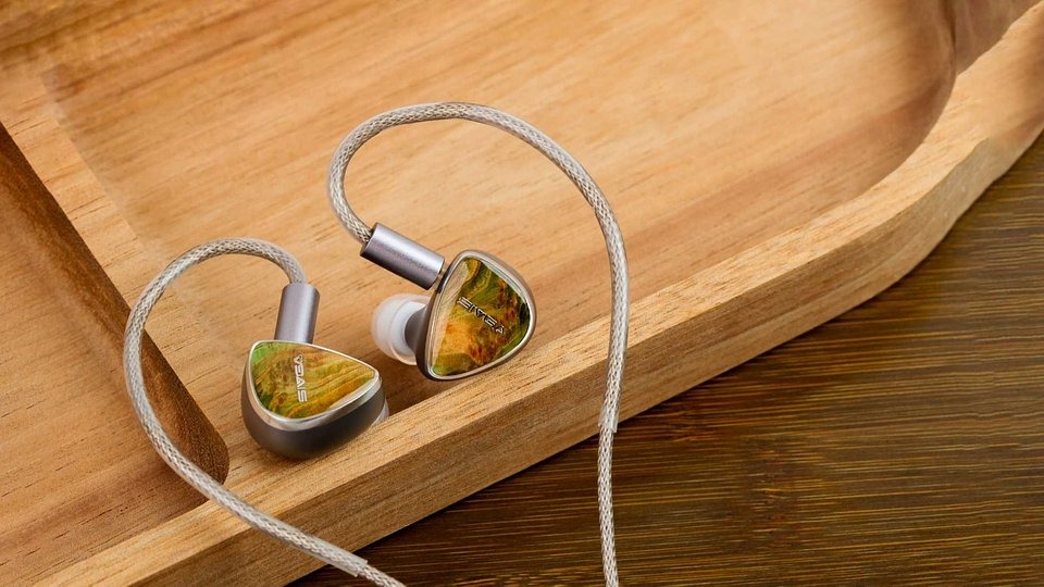 Sivga Lyrebird: Quad-Driver Ambition in a Wired IEM 9 Sivga Lyrebird wired hybrid in-ear monitors with stabilized wood faceplates