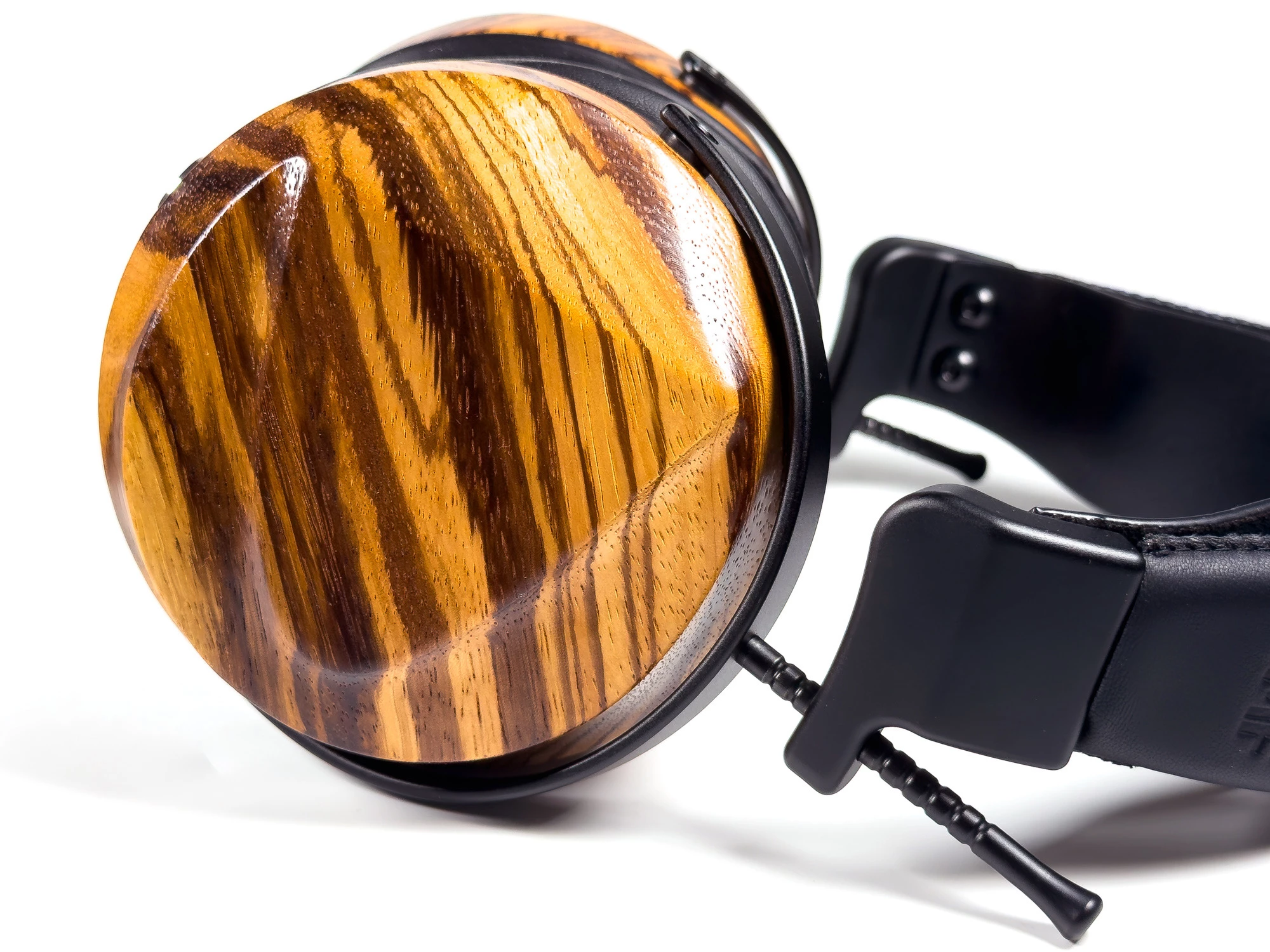 ZMF Caldera Closed Brings Planar Ambition to a Sealed Flagship 10 ZMF Caldera Closed flagship closed-back planar headphones with wooden ear cups