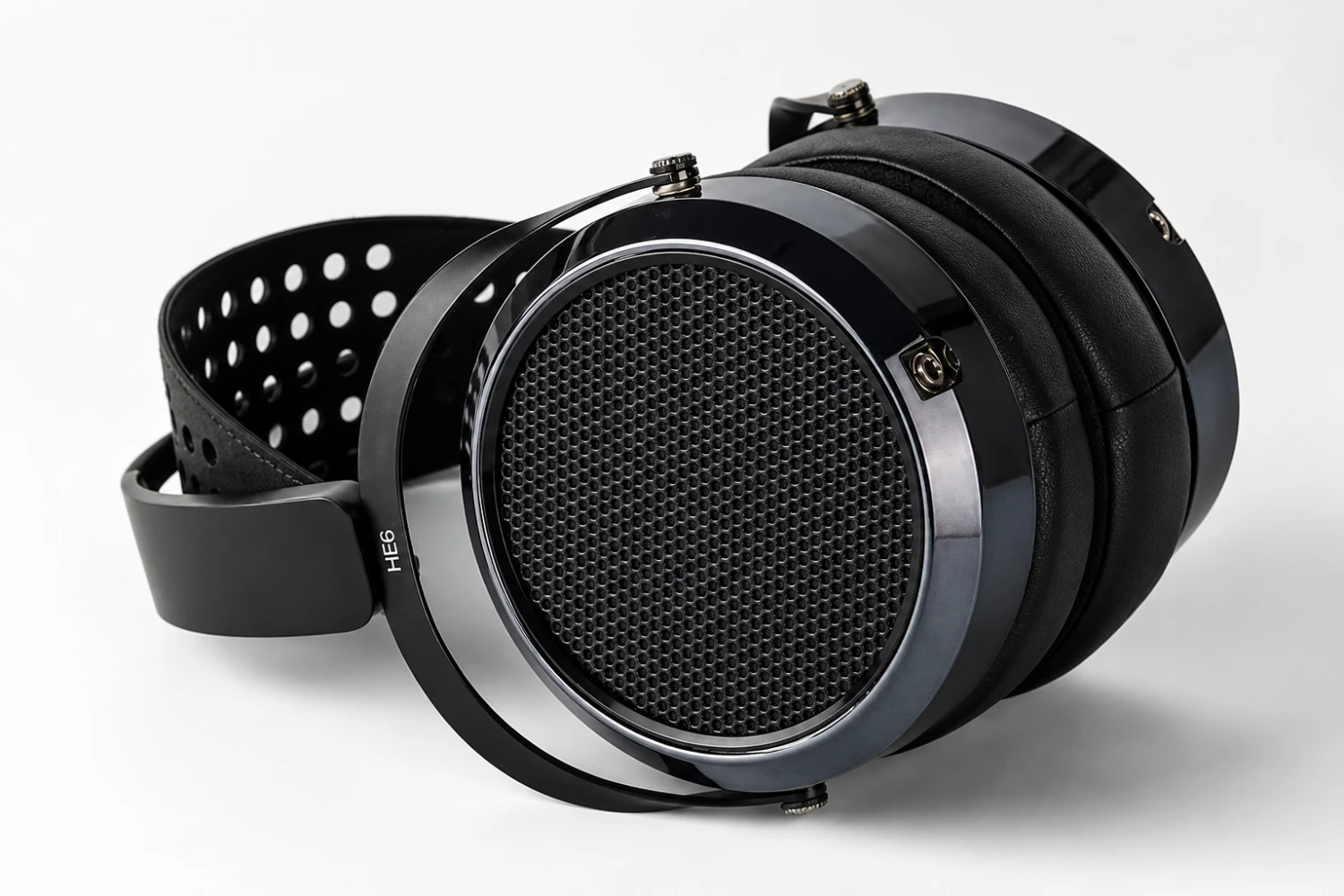 The new version, dubbed the HIFIMAN HE6 Remastered , is a reimagining of the model that first appeared in 2010 and quickly gained near-cult status among audiophiles. 