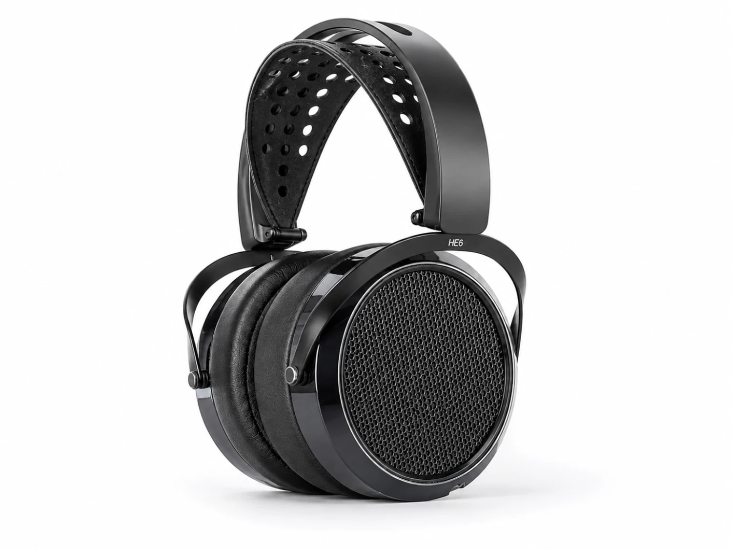 The headphones now feature a lighter composite headband, reducing their weight from 550 to 522 grams. According to HIFIMAN, this is the most comfortable version of the HE6 to date, designed for longer listening sessions without fatigue.