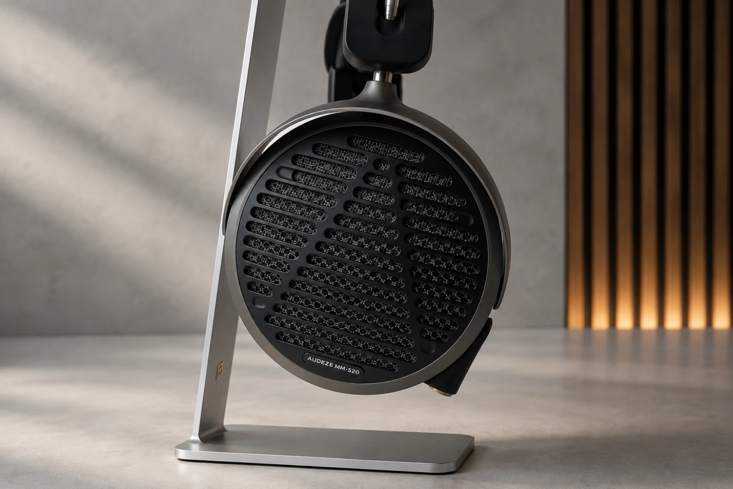 Audeze MM-520 Review: Studio Precision With Serious Planar Bass 13 Behind the distinctive open grille sits Audeze’s 90 mm planar-magnetic driver, combining an ultra-thin Uniforce diaphragm with Fluxor magnets and Fazor waveguides.