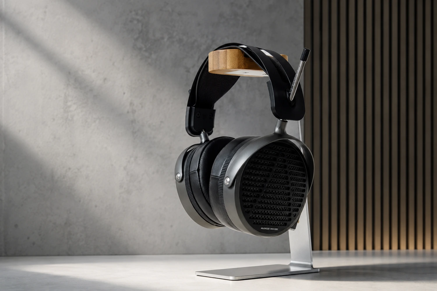 High-end planar headphones with powerful bass, natural mids, smooth treble and impressive clarity, built for both serious listening and studio work.