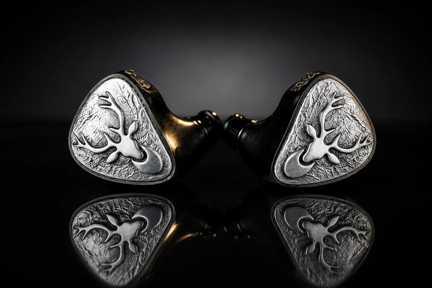 The FiiO SNOWSKY FH3 LUMI is a concept hybrid earphone distinguished by a retro-inspired approach to vocal tuning.