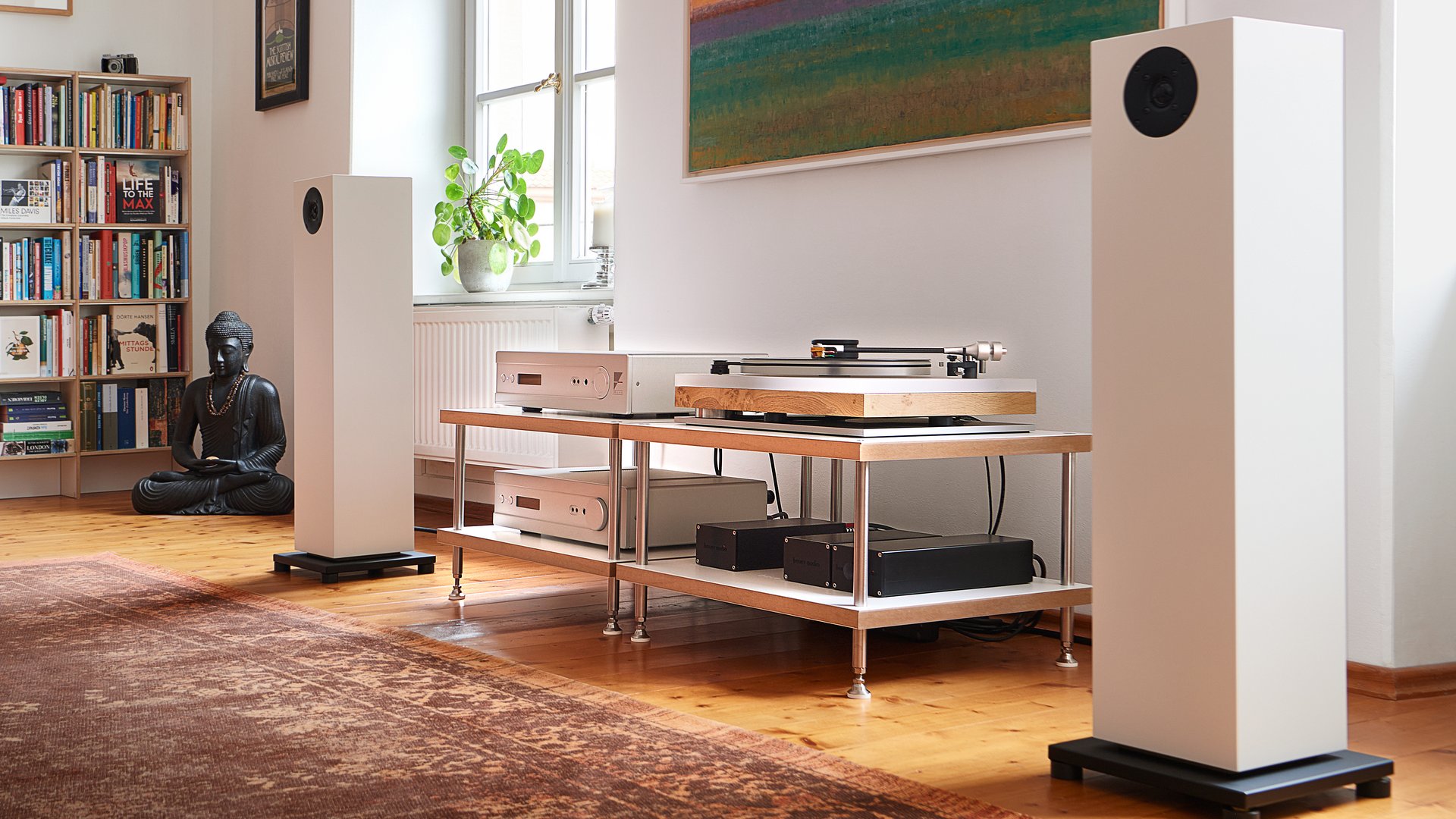 Bauer Audio OM 25 Puts Its Mid-Bass Driver on Top 8 Bauer Audio OM 25 floorstanding speaker in white with an upward-firing mid-bass driver