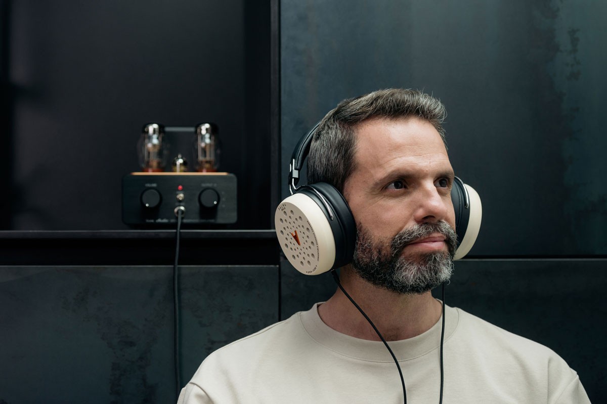 Palma Audio replaces the wooden enclosures of the DHS-1 with a high-performance composite shell for the new DHS-10.
