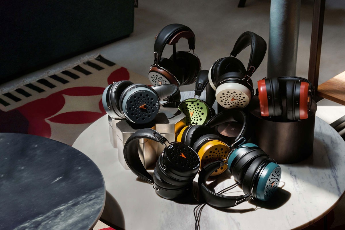 Available in seven finishes, the DHS-10 combines a distinctive rotating acoustic mechanism with memory-foam lambskin pads, detachable cables and a transport case.
