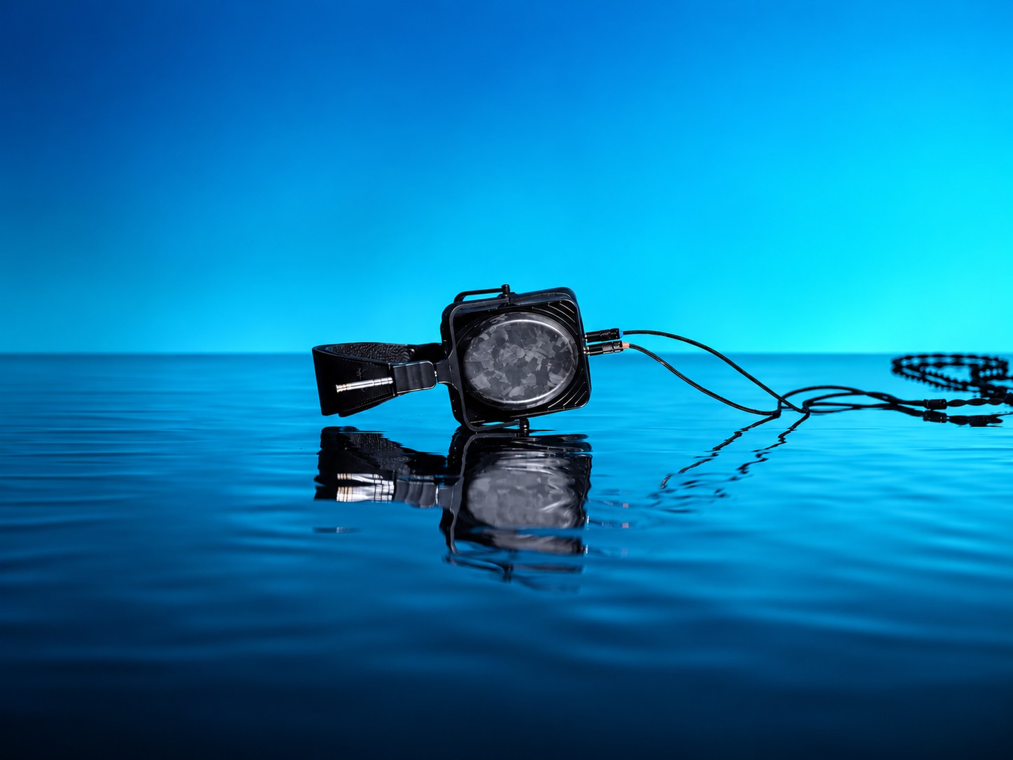 SJY Horizon Closed Carbon Brings Handmade Planar Drivers to a Closed-Back Design 9 The SJY Horizon Closed Carbon combines hand-built planar magnetic drivers with distinctive forged-carbon closed-back ear cups.