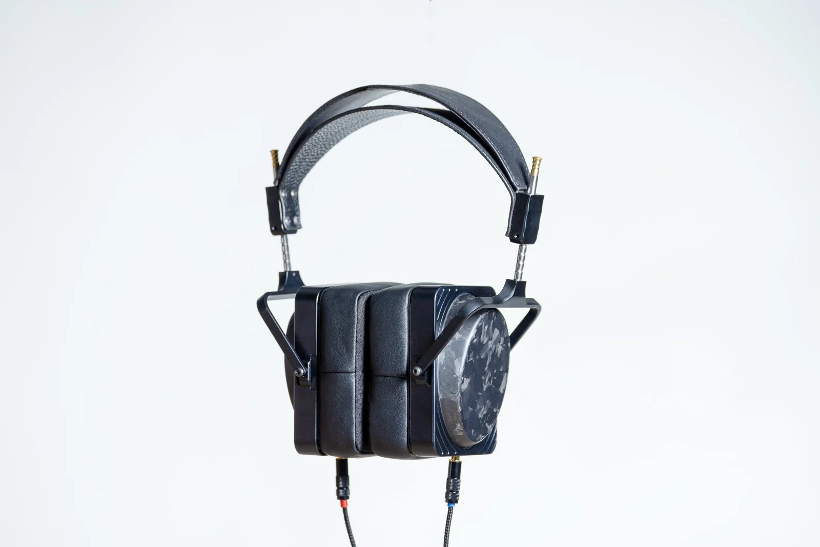 SJY Horizon Closed Carbon Brings Handmade Planar Drivers to a Closed-Back Design 10 Each Horizon Closed Carbon is assembled and tested in Houston, Texas, with its planar drivers handmade by SJY founder Jeffrey Yin.