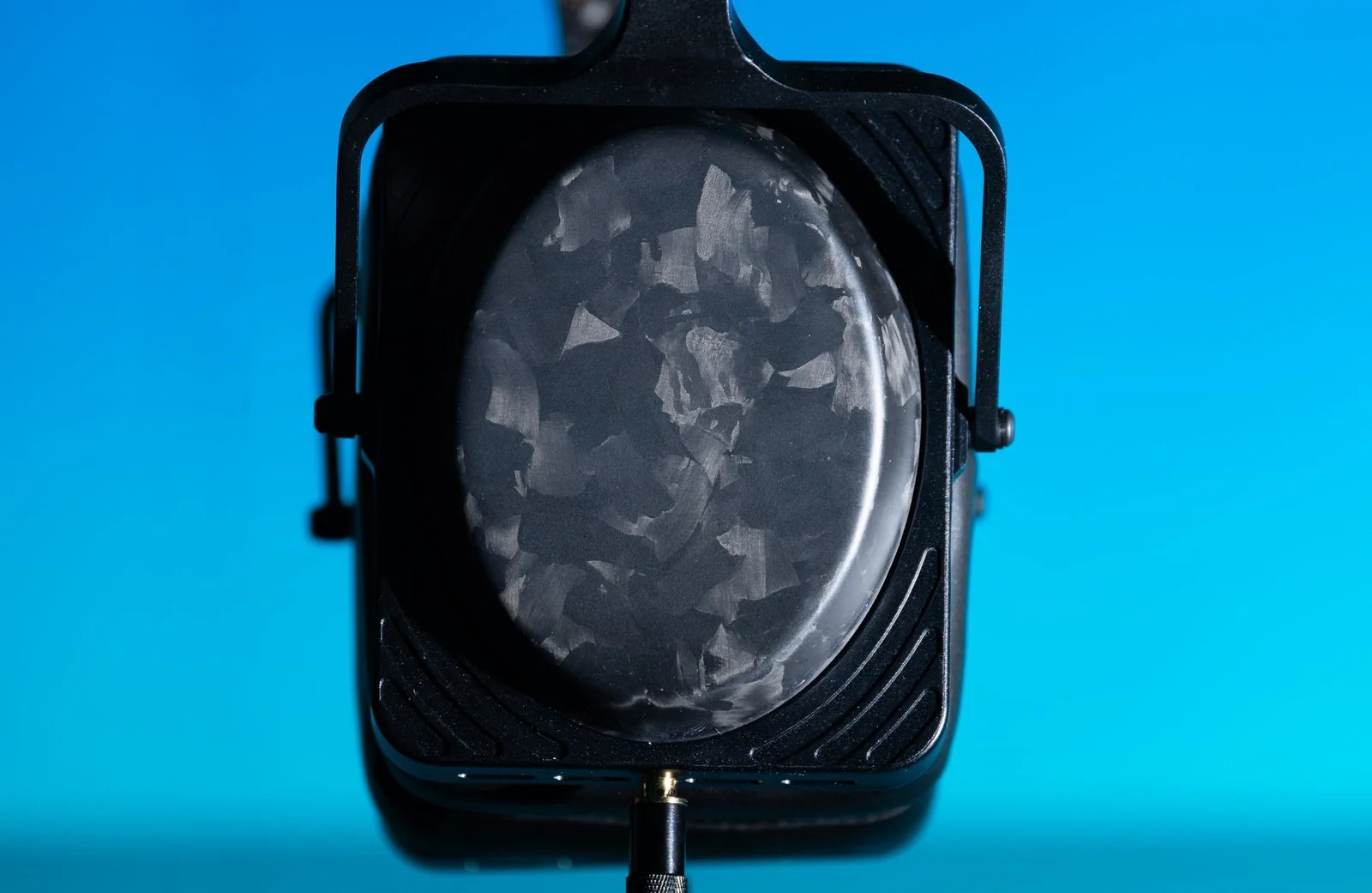 SJY Horizon Closed Carbon Brings Handmade Planar Drivers to a Closed-Back Design 12 Each forged-carbon ear cup has its own distinctive pattern, giving every pair of Horizon Closed Carbon headphones a slightly different appearance.