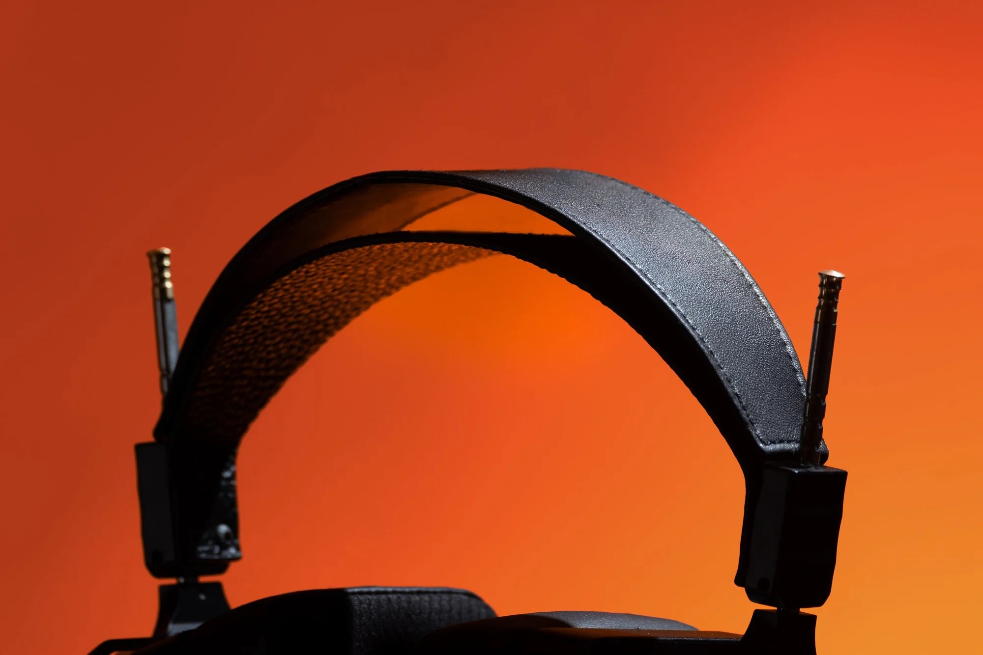 SJY Horizon Closed Carbon Brings Handmade Planar Drivers to a Closed-Back Design 13 At 580 grams, the Horizon Closed Carbon pairs a substantial aluminum structure with a two-layer full-grain leather headband.