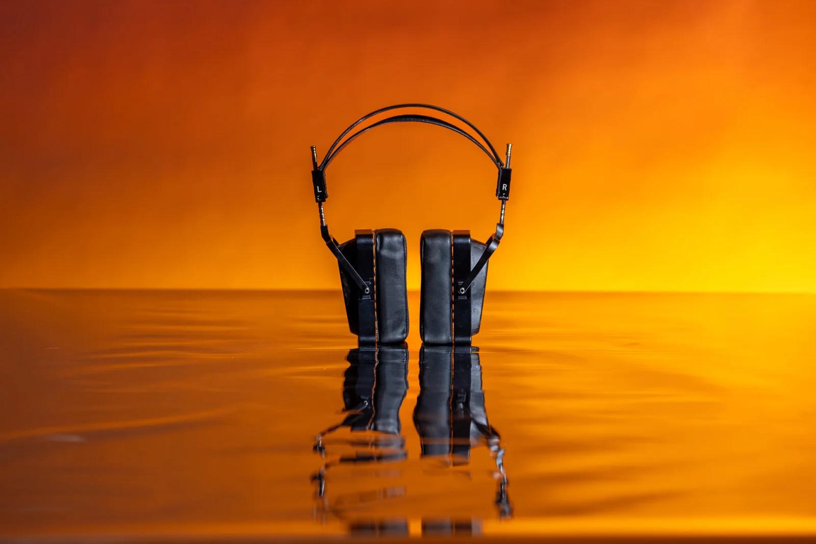 SJY Horizon Closed Carbon Brings Handmade Planar Drivers to a Closed-Back Design 14 SJY uses minimal damping and a proprietary tuning plate to shape the Horizon Closed Carbon’s frequency balance.