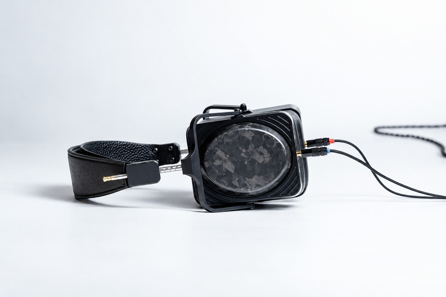 SJY Horizon Closed Carbon Brings Handmade Planar Drivers to a Closed-Back Design 11 SJY’s Horizon Closed Carbon Promises Open-Back Space Without the Sound Leakage