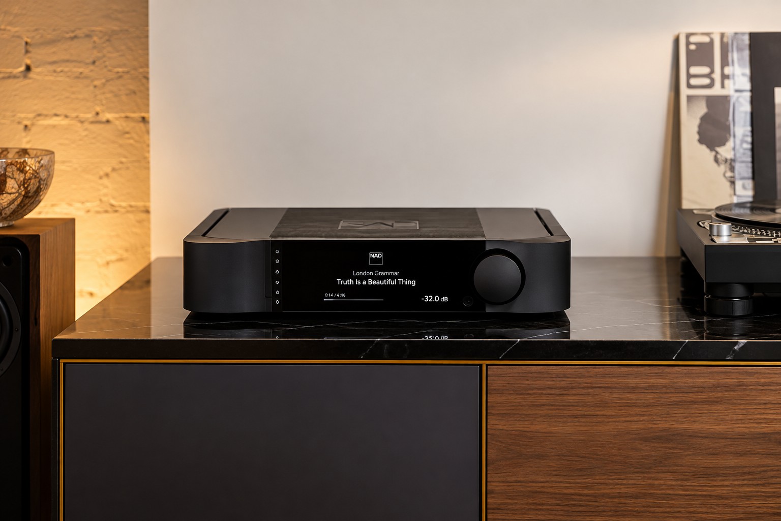 The Moon 341 combines 100-watt Class A/B amplification, fully balanced preamplification and an integrated MM/MC phono stage in a single Compass-series component.