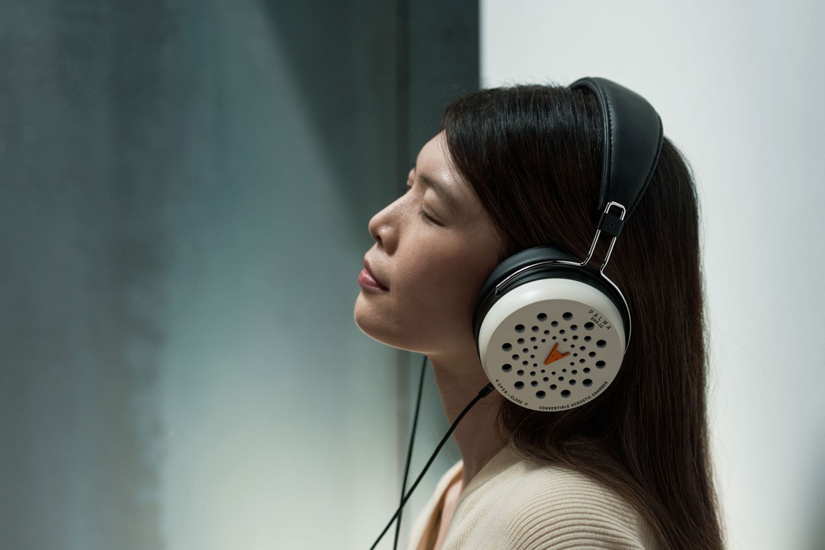 The Palma Audio DHS-10 switches between open-back and closed-back operation with a simple 14-degree twist of each earcup.