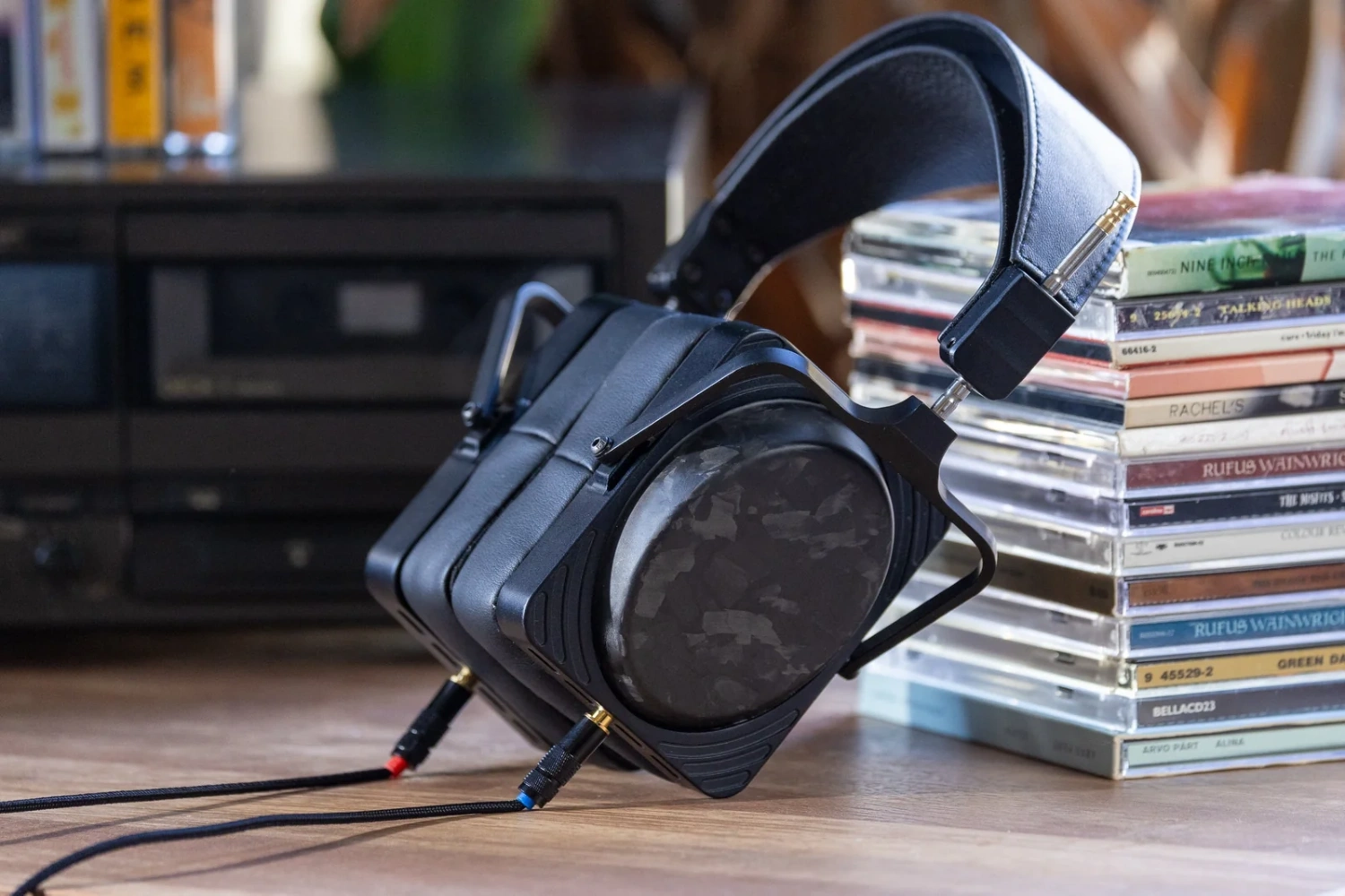 The SJY Horizon Closed Carbon is a closed-back planar magnetic headphone featuring handmade drivers, forged-carbon ear cups and a CNC-machined aluminum frame.