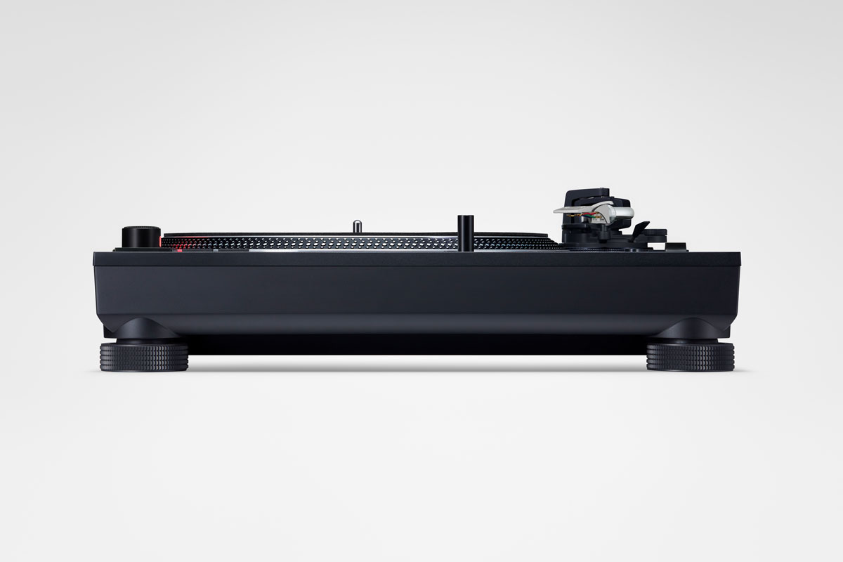 Technics SL-1210MKX Refines the DJ Deck for Real-World Booths 25 Adjustable torque and braking allow DJs to tailor the SL-1210MKX’s platter response to different mixing, scratching and performance styles.