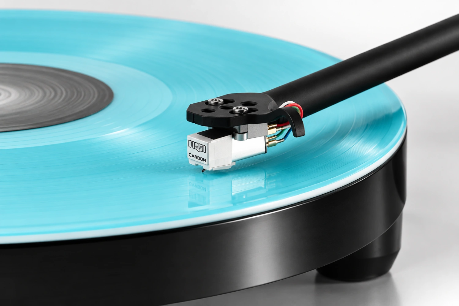 Rega’s entry-level Replay turntable arrives with a factory-adjusted Carbon MM cartridge, an RB110 tonearm and a setup process designed for vinyl newcomers.